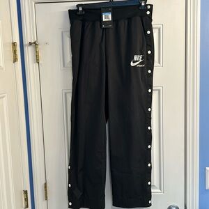 NWT! Women’s Nike Breakaway pants